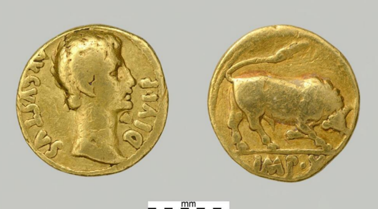 Aureus van Augustus, een gouden munt uit de Romeinse tijd. Collectie Valkhof Museum, bruikleen Rijksdienst voor het Cultureel Erfgoed
