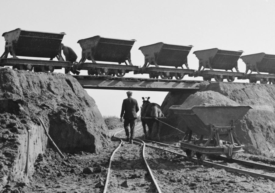 De Maas recht, maar de rug krom